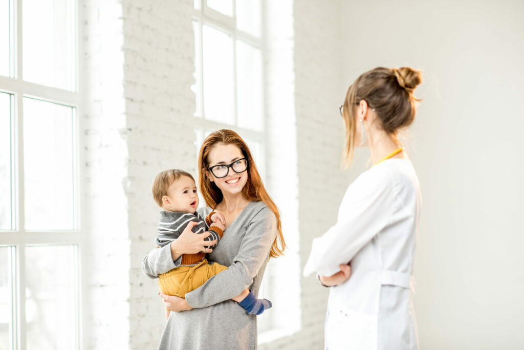 Hebamme berät Mutter zur Säuglingsernährung – Online-Fortbildung QEKK