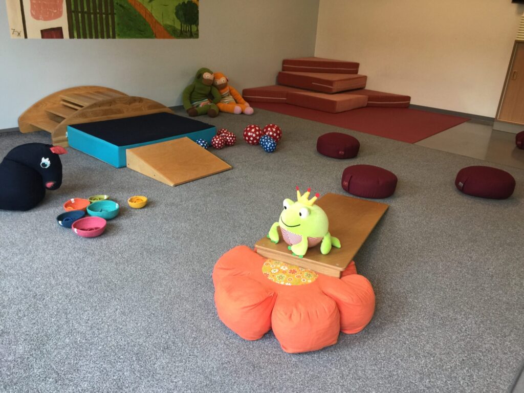 Spielbereich mit bunten Kissen